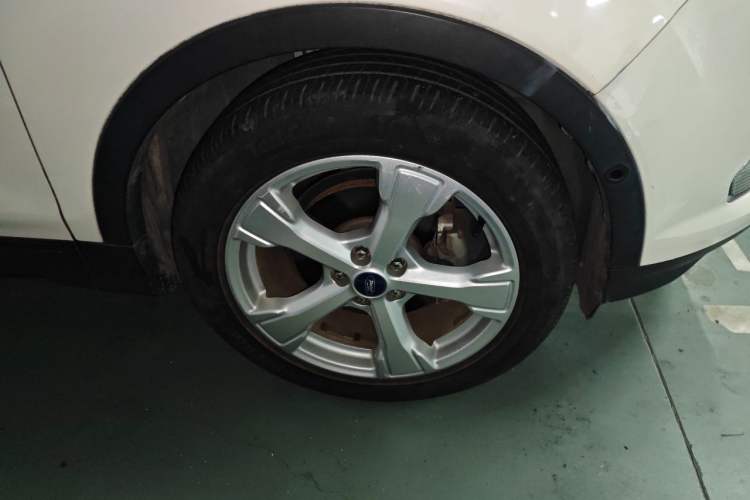 Used Ford Kuga 2018 EcoBoost 180 Two-Wheel-Drive Platinum Edition Right Front Wheel Hub