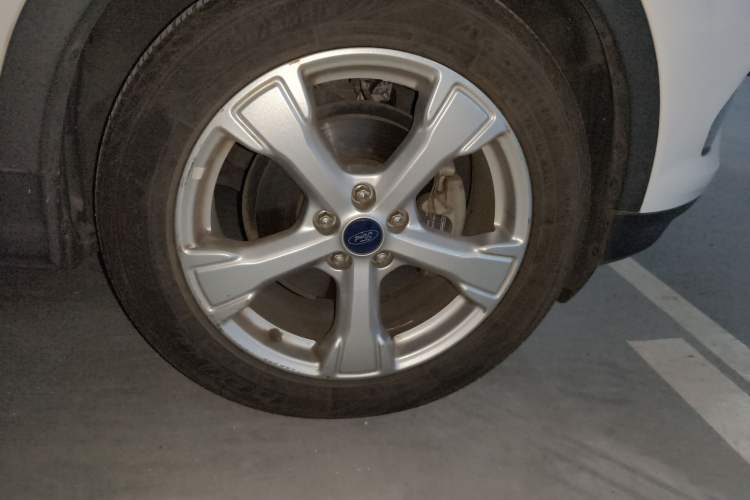 Used Ford Kuga 2018 EcoBoost 180 Two-Wheel-Drive Platinum Edition Right Front Wheel Hub
