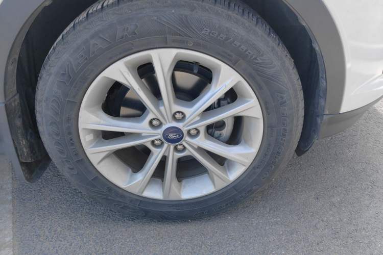 Used Ford Kuga 2018 Facelifted EcoBoost 180 Two-Wheel-Drive Platinum Wing Edition Right Front Wheel Hub