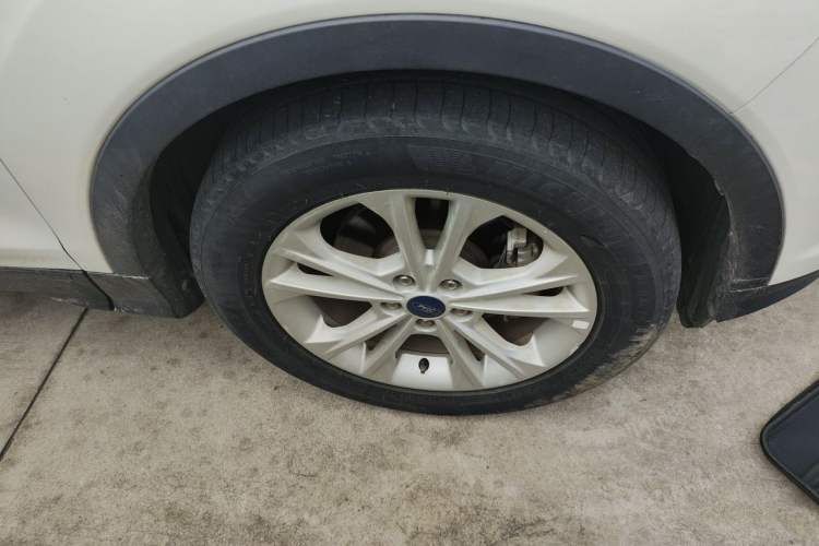 Used Ford Kuga 2018 Facelifted EcoBoost 180 Two-Wheel-Drive Platinum Wing Edition Right Front Wheel Hub