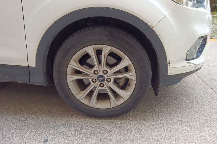 Used Ford Kuga 2018 Facelifted EcoBoost 180 Two-Wheel-Drive Platinum Wing Edition Right Front Wheel Hub