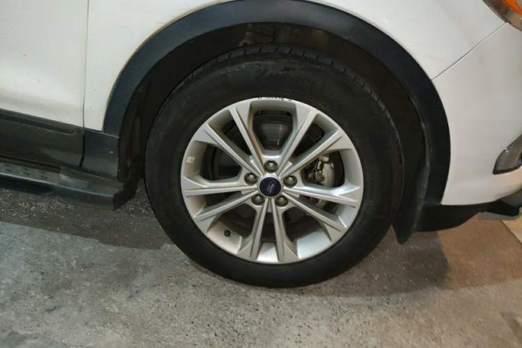 Used Ford Kuga 2018 EcoBoost 180 Two-Wheel-Drive Platinum Edition Right Front Wheel Hub