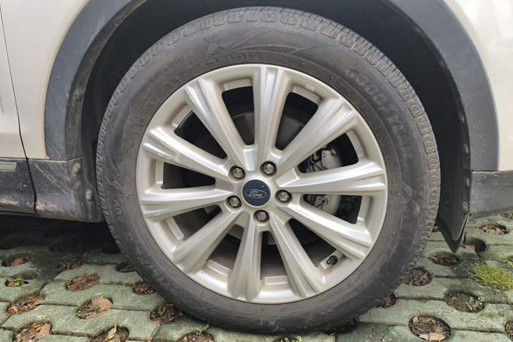 Used Ford Kuga 2018 EcoBoost 180 Two-Wheel-Drive Luxury Wing Edition Right Front Wheel Hub