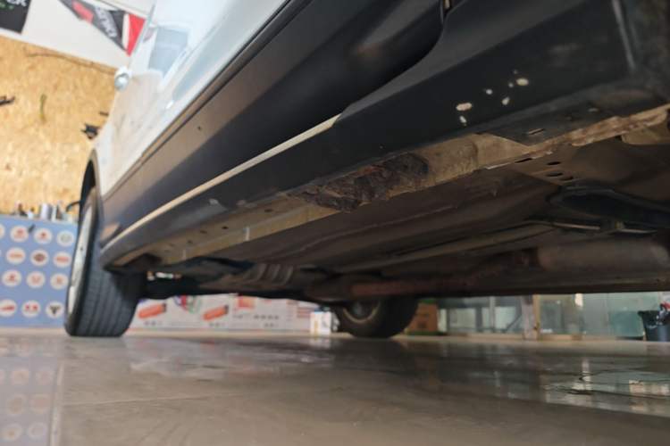 Used Ford Kuga 2018 EcoBoost 180 Two-Wheel-Drive Platinum Edition Right Side Sill