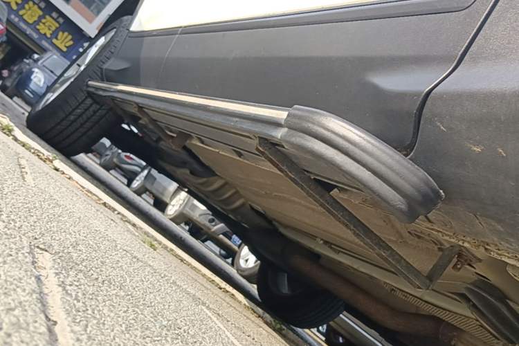 Used Ford Kuga 2018 EcoBoost 180 Two-Wheel-Drive Platinum Edition Right Side Sill