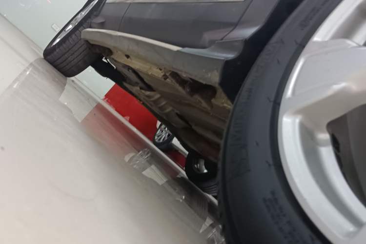 Used Ford Kuga 2018 EcoBoost 180 Two-Wheel-Drive Platinum Edition Right Side Sill