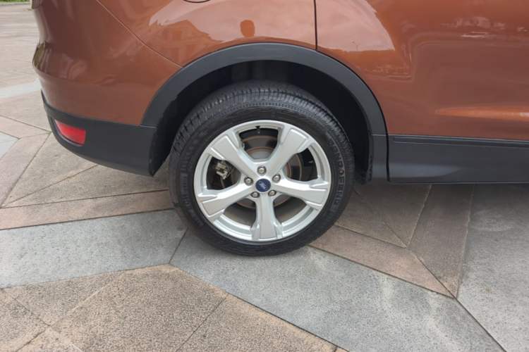Used Ford Kuga 2018 EcoBoost 180 Two-Wheel-Drive Platinum Edition Right Rear Wheel Hub