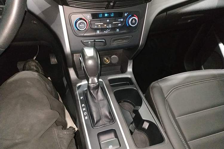 Used Ford Kuga 2019 EcoBoost 180 Two-Wheel-Drive Platinum Edition China VI Standard Gear Lever