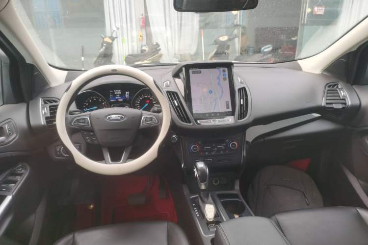 Used Ford Kuga 2019 EcoBoost 180 Two-Wheel-Drive Titanium Plus Model China VI Standard Center Console