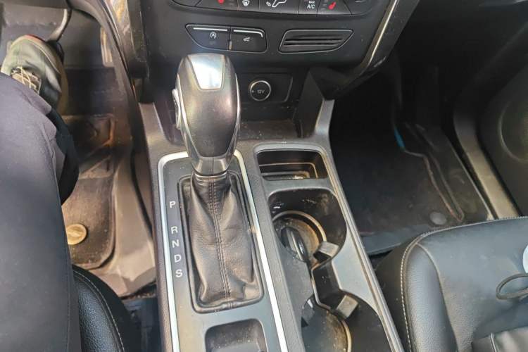 Used Ford Kuga 2019 EcoBoost 180 Two-Wheel-Drive Titanium Plus Model China VI Standard Gear Lever