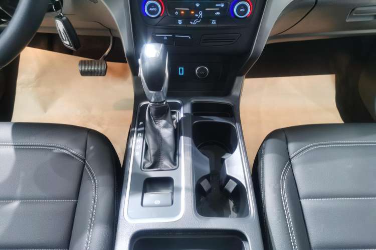 Used Ford Kuga 2019 EcoBoost 180 Two-Wheel-Drive Platinum Edition China VI Standard Gear Lever