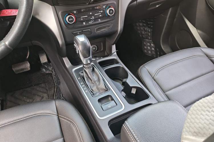 Used Ford Kuga 2019 EcoBoost 180 Two-Wheel-Drive Platinum Edition China VI Standard Gear Lever
