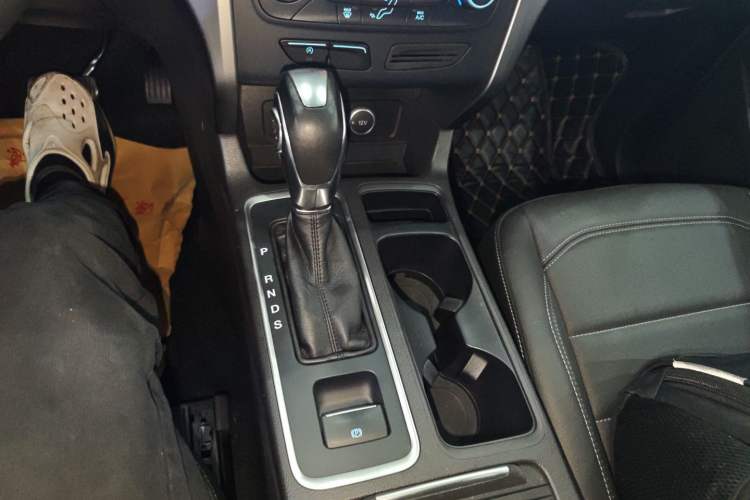 Used Ford Kuga 2019 EcoBoost 180 Two-Wheel-Drive Platinum Edition China VI Standard Gear Lever