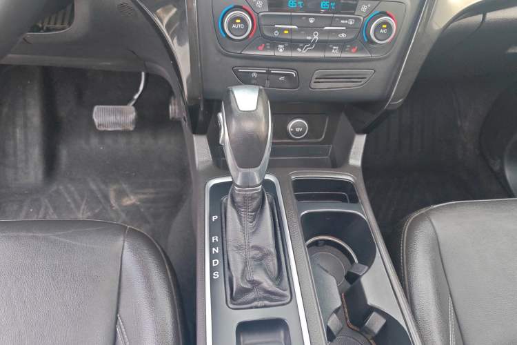 Used Ford Kuga 2019 EcoBoost 180 Two-Wheel-Drive Titanium Plus Model China V Standard Gear Lever