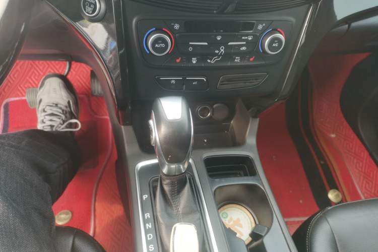 Used Ford Kuga 2019 EcoBoost 180 Two-Wheel-Drive Titanium Plus Model China VI Standard Gear Lever