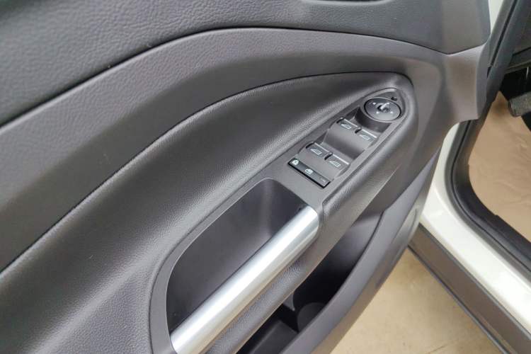 Used Ford Kuga 2019 EcoBoost 180 Two-Wheel-Drive Platinum Edition China VI Standard Interior 4