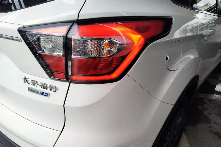 Used Ford Kuga 2019 EcoBoost 180 Two-Wheel-Drive Platinum Edition China VI Standard Right Rear Taillight