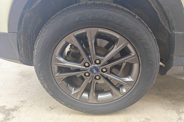 Used Ford Kuga 2019 EcoBoost 180 Two-Wheel-Drive Platinum Edition China VI Standard Right Rear Wheel Hub