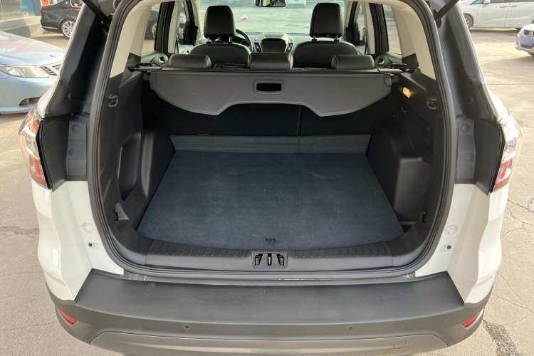 Used Ford Kuga 2019 EcoBoost 180 Two-Wheel-Drive Platinum Edition China VI Standard Trunk