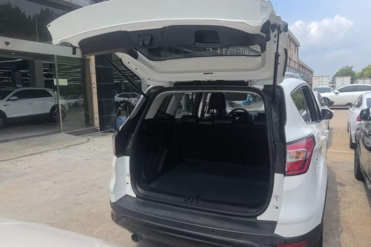 Used Ford Kuga 2019 EcoBoost 180 Two-Wheel-Drive Platinum Edition China VI Standard Trunk