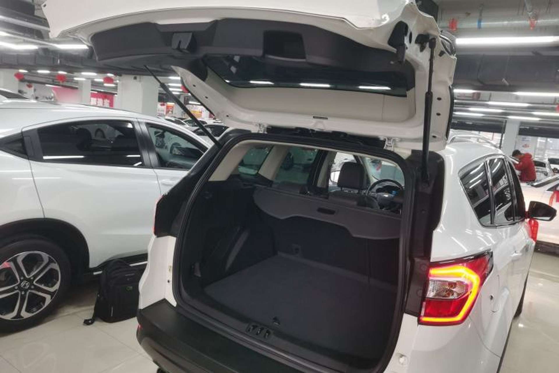 Used Ford Kuga 2019 EcoBoost 180 Two-Wheel-Drive Platinum Edition China VI Standard Trunk