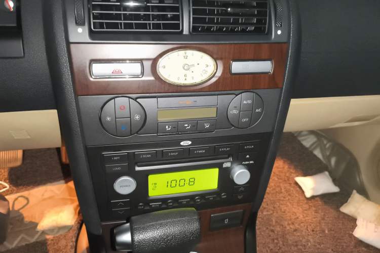 Used Ford Mondeo 2006 2.0L Elite Edition Audio And AC Panel