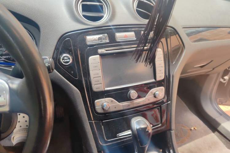 Used Ford Mondeo 2007 2.3L Luxury Model Audio And AC Panel