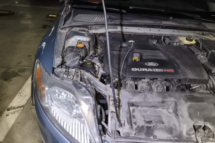 Used Ford Mondeo 2007 2.3L Luxury Model Engine Bay Right