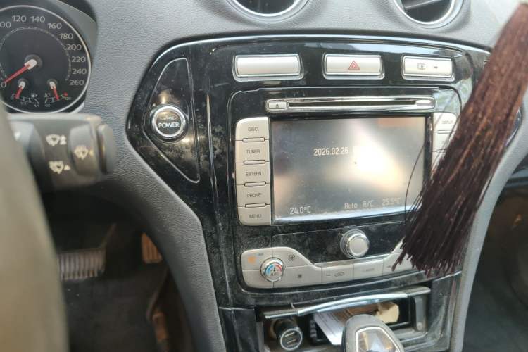 Used Ford Mondeo 2007 2.3L Luxury Model Audio And AC Panel