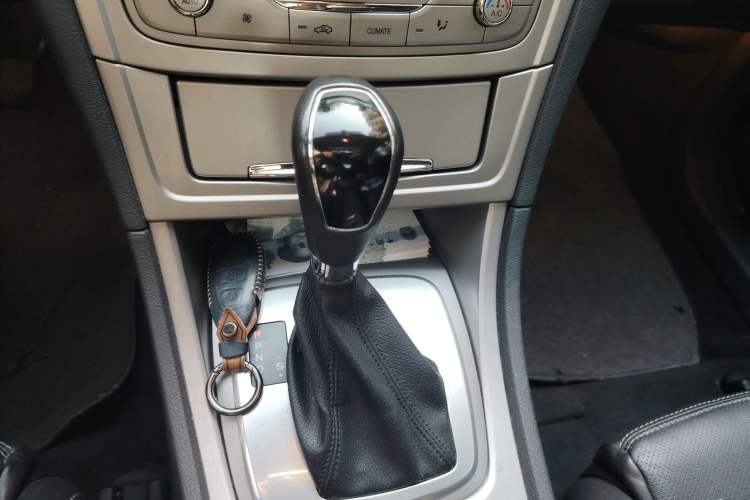 Used Ford Mondeo 2008 2.3L Luxury Sport Navigation Edition Gear Lever