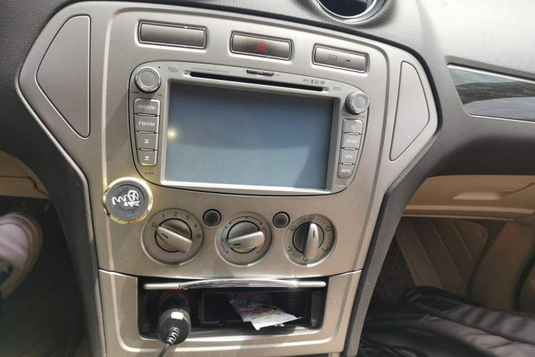 Used Ford Mondeo 2010 2.0L Comfort Version Audio And AC Panel