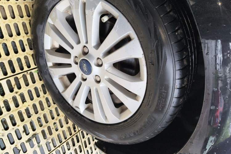 Used Ford Mondeo 2010 2.3L Fashion Edition Right Front Wheel Hub