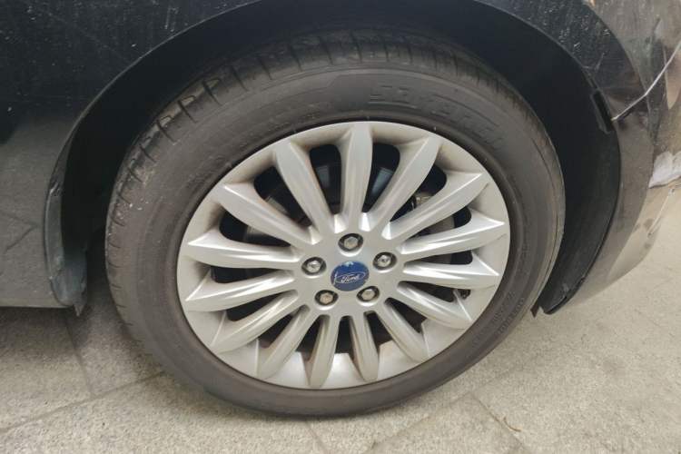 Used Ford Mondeo 2010 2.3L Fashion Edition Right Front Wheel Hub