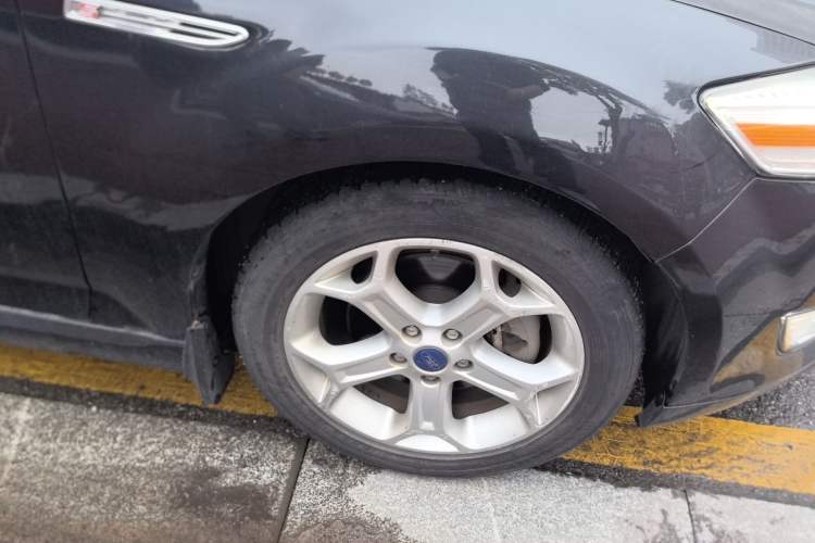 Used Ford Mondeo 2010 2.3L Fashion Edition Right Front Wheel Hub