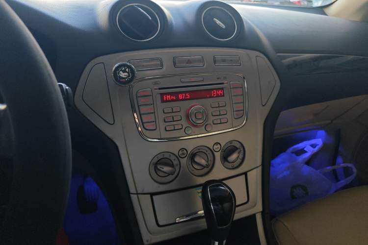Used Ford Mondeo 2010 2.3L Fashion Edition Audio And AC Panel