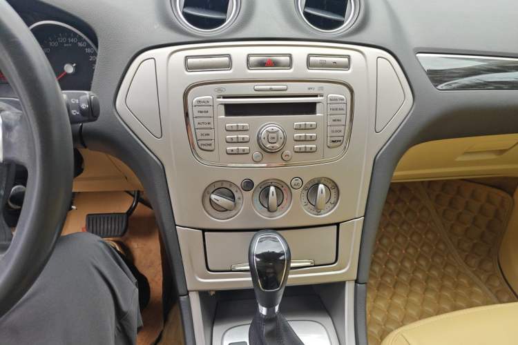 Used Ford Mondeo 2010 2.3L Fashion Edition Audio And AC Panel
