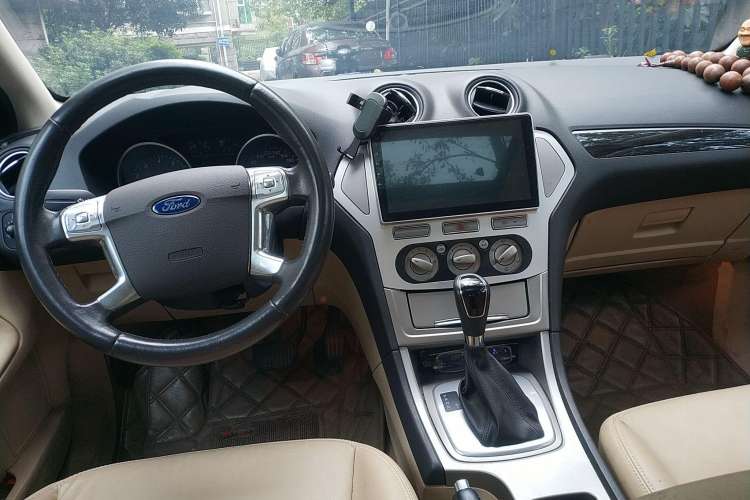 Used Ford Mondeo 2010 2.3L Fashion Edition Center Console