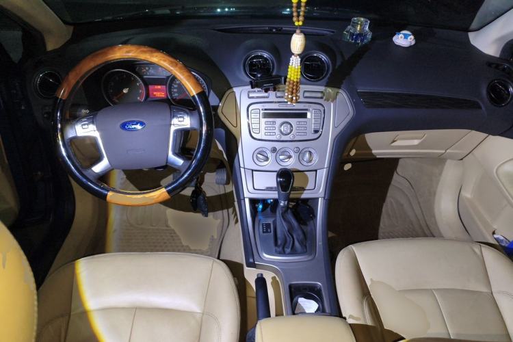 Used Ford Mondeo 2010 2.3L Fashion Edition Center Console