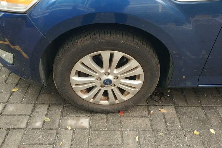 Used Ford Mondeo 2010 2.3L Fashion Edition Right Front Wheel Hub
