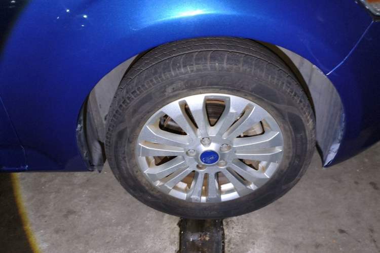 Used Ford Mondeo 2010 2.3L Fashion Edition Right Front Wheel Hub