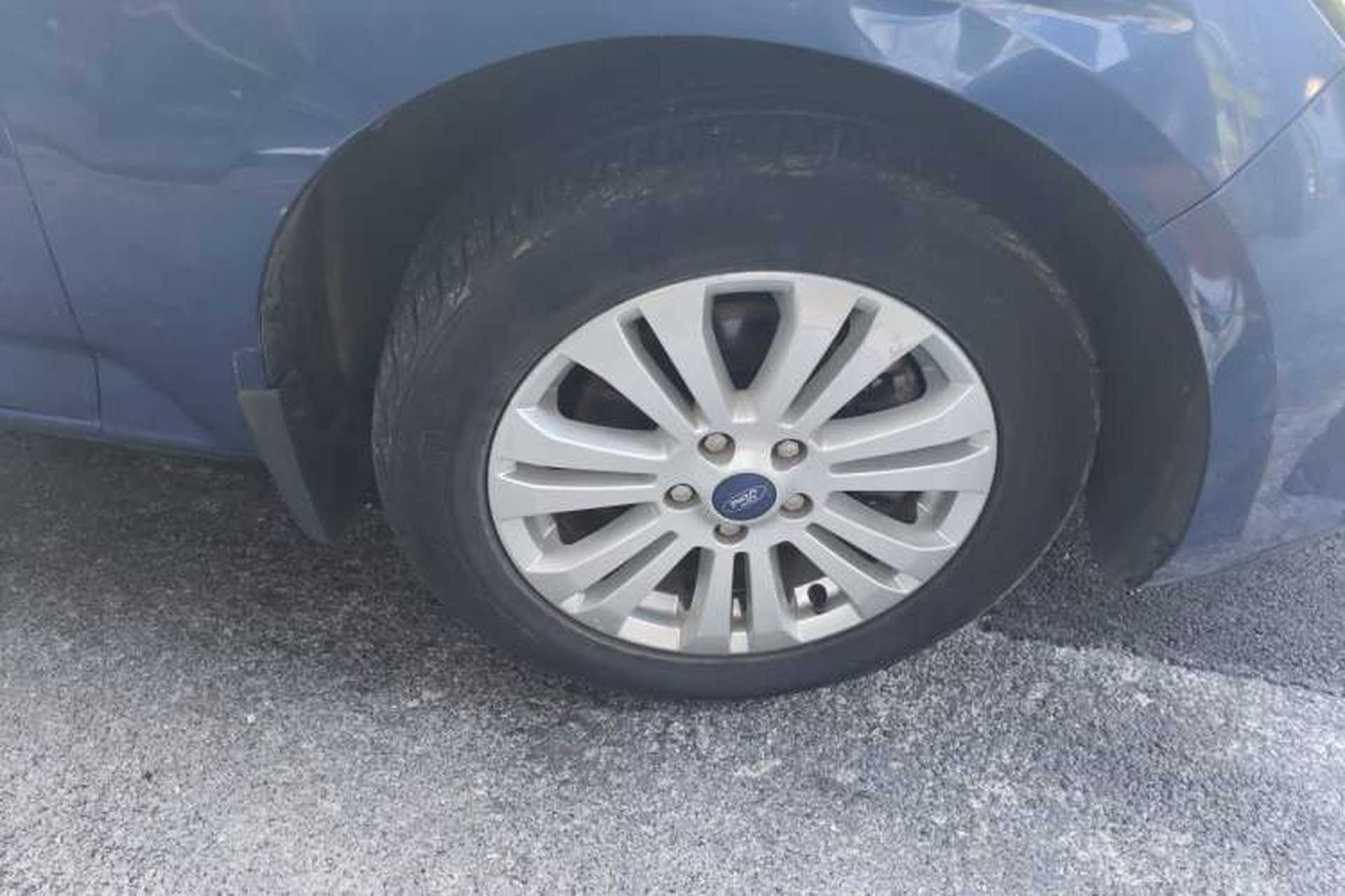 Used Ford Mondeo 2010 2.3L Fashion Edition Right Front Wheel Hub