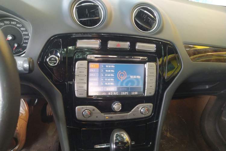 Used Ford Mondeo 2010 2.3L Luxury Version Audio And AC Panel
