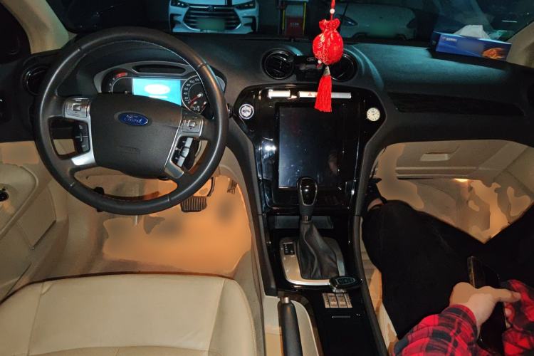 Used Ford Mondeo 2010 2.3L Luxury Version Center Console