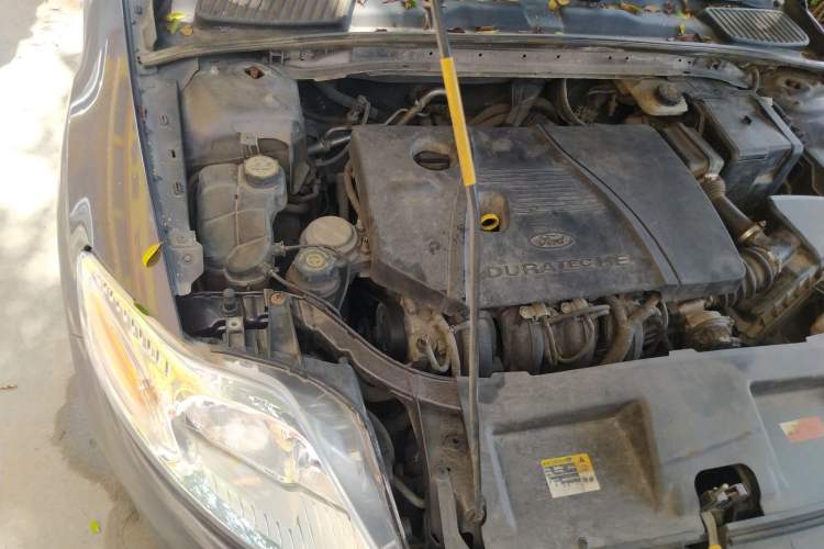 Used Ford Mondeo 2010 2.3L Luxury Version Engine Bay Right