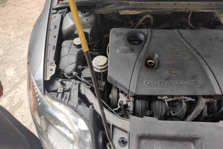 Used Ford Mondeo 2010 2.3L Luxury Version Engine Bay Right