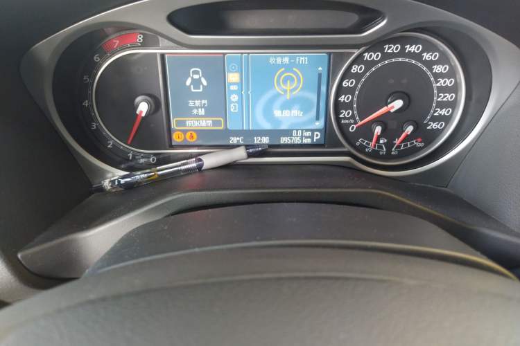 Used Ford Mondeo 2010 2.3L Luxury Version Odometer Close Up