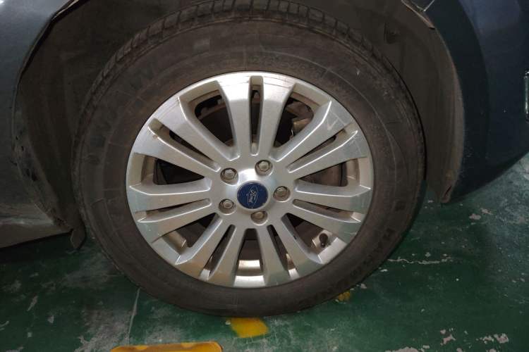 Used Ford Mondeo 2010 2.3L Fashion Edition Right Front Wheel Hub
