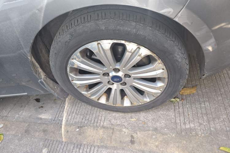 Used Ford Mondeo 2010 2.3L Fashion Edition Right Front Wheel Hub