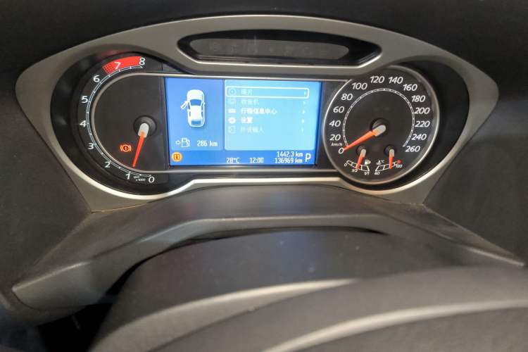 Used Ford Mondeo 2010 2.3L Luxury Version Odometer Close Up