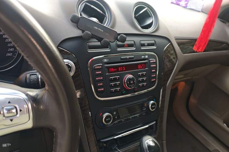 Used Ford Mondeo 2010 2.3L Luxury Sport Edition Audio And AC Panel